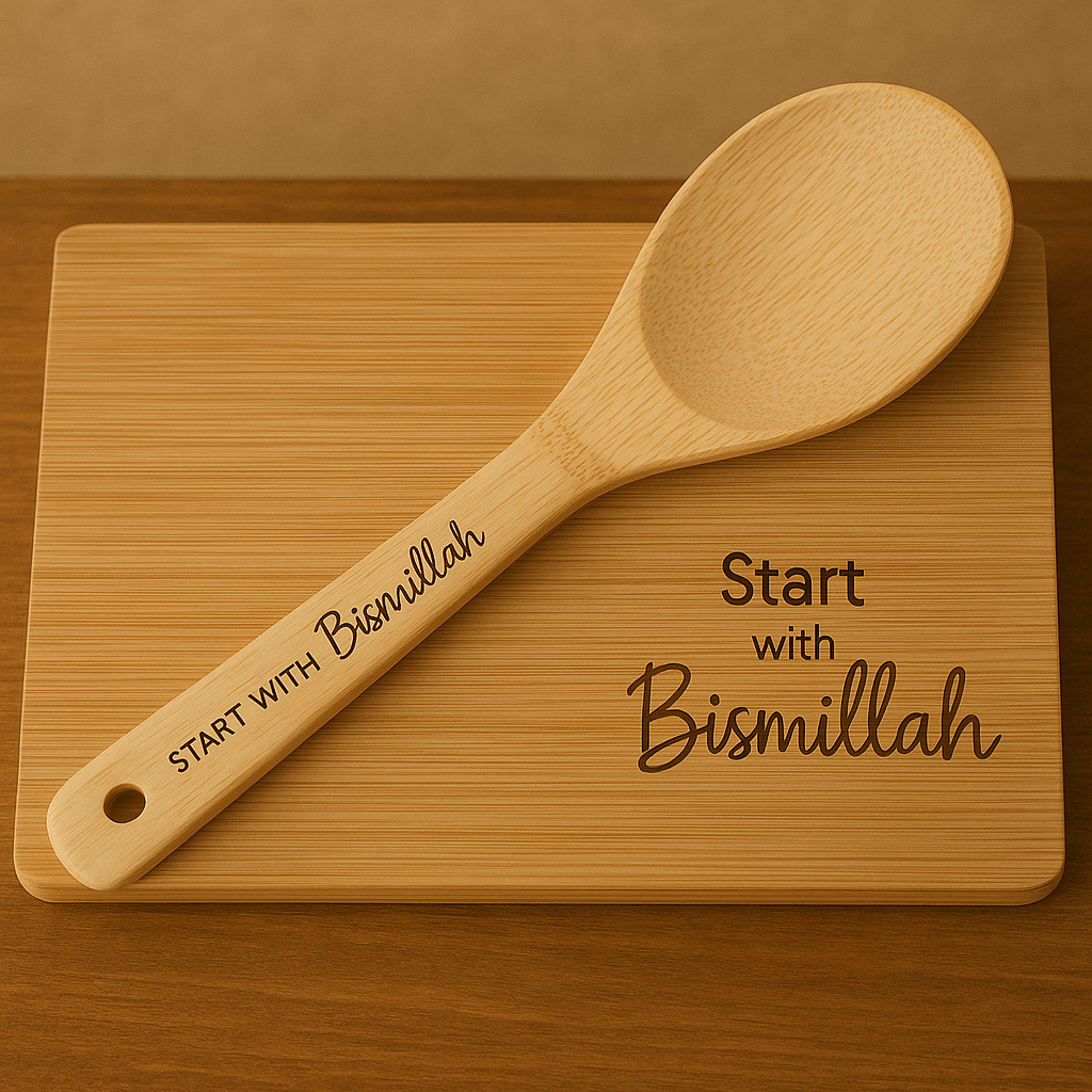 „Start with Bismillah“ – Küchenbrett & Holzlöffel mit spiritueller Gravur - Lesen ist Licht