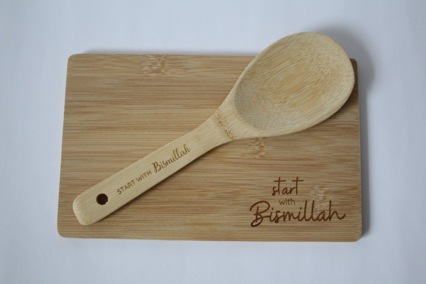 „Start with Bismillah“ – Küchenbrett & Holzlöffel mit spiritueller Gravur - Lesen ist Licht
