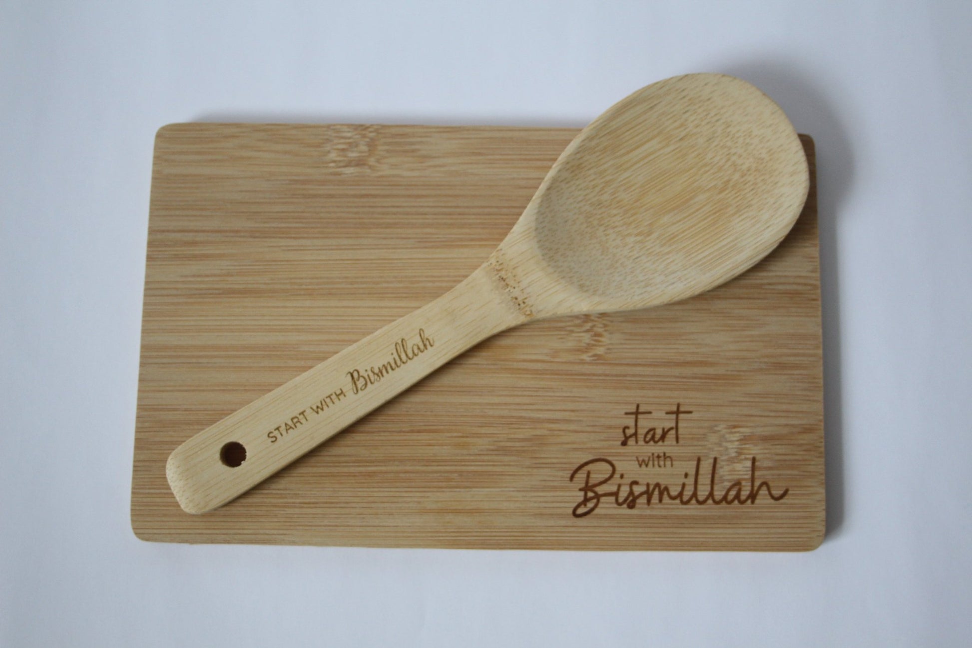 „Start with Bismillah“ – Küchenbrett & Holzlöffel mit spiritueller Gravur - Lesen ist Licht